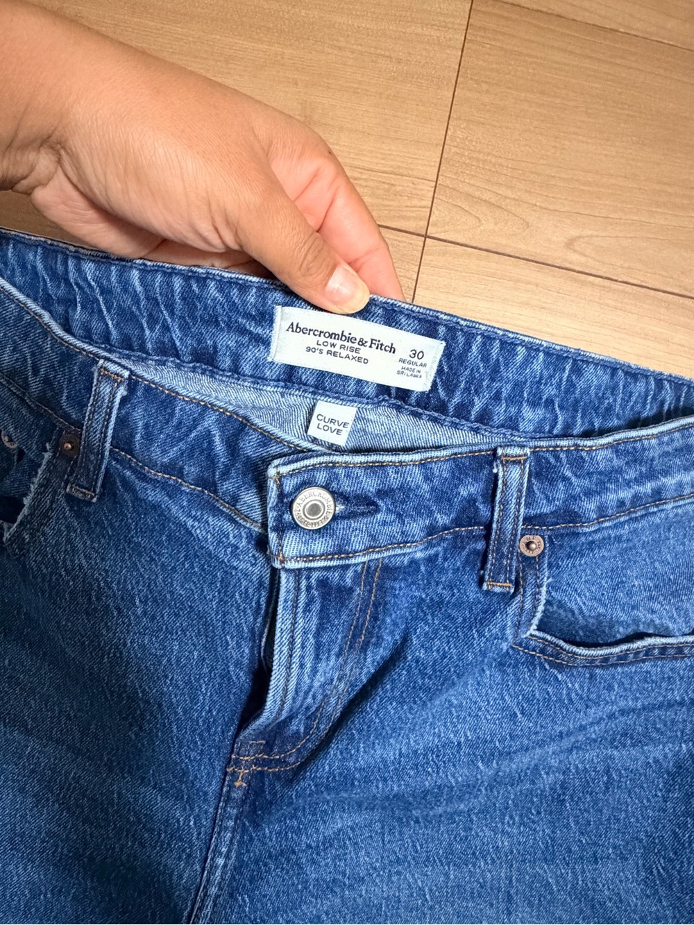 A&F- Low Rise 90s Relaxed Jeans - Picture 3 of 7